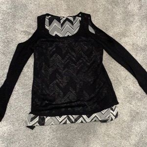 Light weight, cold shoulder top.